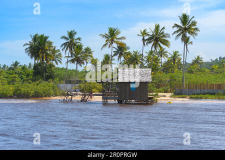 Wunderschöne Landschaft des brasilianischen Nordostens, Trancoso - Nativos Beach, Porto Seguro - Bahia State. Kleine Holzhütte mitten im Wasser, sur Stockfoto