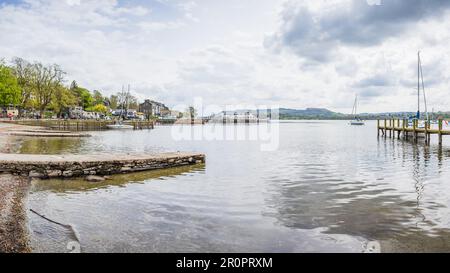 Die im Mai 2023 in den Lake Windermere am Waterhead im Lake District abgebildeten Düsen und Landebühnen führen. Stockfoto