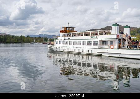 Passagiere, die das MV Teal Dampfboot besteigen und sich auf eine Reise über den Lake Windermere im Lake District begeben, die im Mai 2023 stattfand. Stockfoto