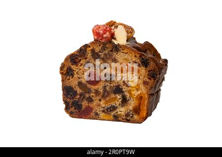 Ein Kuchen mit getrockneten Früchten, Rosinen, Mandeln, getrockneten Erdbeeren, getrockneten Aprikosen. Stockfoto