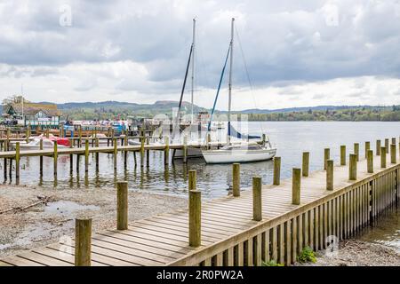 Verschiedene Jetys und Landebühnen, die im Mai 2023 von Ambleside aus dem Ufer in den Lake Windermere in Cumbria ragen. Stockfoto