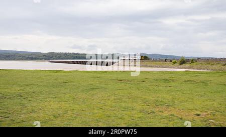 Ein Zug der Northern Line, der anlässlich des 100. Jubiläums der Royal Air Force in besonderen Farben gestrichen wurde, fährt im Mai 2 über das Arnside Viadukt in Cumbria Stockfoto