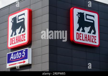 Delhaize-Laden geschlossen. Aufgrund der Personalmaßnahmen nach der Ankündigung des Plans zur Franchise des Stores. | Mouvement de greve chez Delhaize. Arr Stockfoto