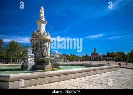 Plaza de Mariblanca mit dem Brunnen aus dem 19. Jahrhundert im Vordergrund in Aranjuez, Madrid, Spanien Stockfoto