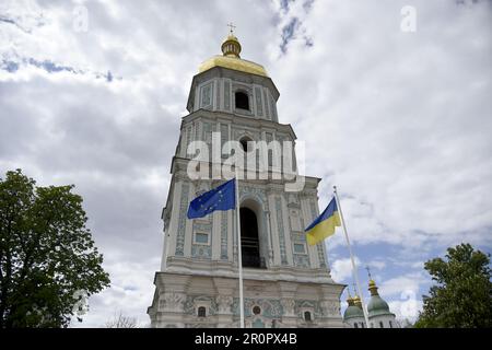 Kiew, Ukraine. 22. Dezember 2022. KIEW, UKRAINE - 09. MAI 2023 - Flaggen der Ukraine (R) und der Europäischen Union in der Nähe von St. Sophia Kathedrale, Kiew, Hauptstadt der Ukraine. Kredit: Ukrinform/Alamy Live News Stockfoto