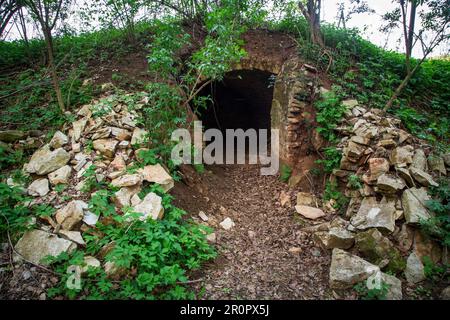 Historischer Erdkeller auf dem Land, Altmühltal, Bayern, Deutschland Stockfoto