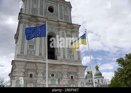 Kiew, Ukraine. 22. Dezember 2022. KIEW, UKRAINE - 09. MAI 2023 - Flaggen der Ukraine (R) und der Europäischen Union in der Nähe von St. Sophia Kathedrale, Kiew, Hauptstadt der Ukraine. Kredit: Ukrinform/Alamy Live News Stockfoto