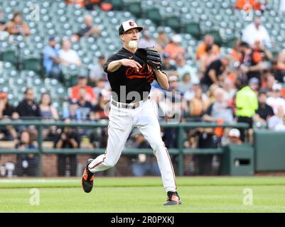 Baltimore Orioles' Pitcher Kyle Gibson (48) besteigt den sanft getroffenen Ball von Randy Arozrena (56) und wirft ihn am Donnerstag, den 8. Mai 2023 in Baltimore, MD. (Alyssa Howell/Image of Sport) auf den ersten Platz im ersten Inning in Camden Yards. Stockfoto