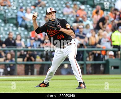 Baltimore Orioles' Pitcher Kyle Gibson (48) besteigt den sanft getroffenen Ball von Randy Arozrena (56) und wirft ihn am Donnerstag, den 8. Mai 2023 in Baltimore, MD. (Alyssa Howell/Image of Sport) auf den ersten Platz im ersten Inning in Camden Yards. Stockfoto