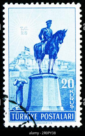 MOSKAU, RUSSLAND - 08. APRIL 2023: Poststempel in der Türkei zeigt die Statue von Kemal Atatürk, Ankara, Serie 25. Jubiläum der Republik, ca. 1948 Stockfoto