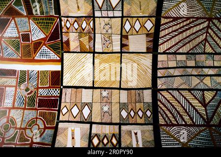 Tiwi-Kunst an der Decke des Handwerkszentrums, Bathurst Island, Northern Territory, Australien Stockfoto