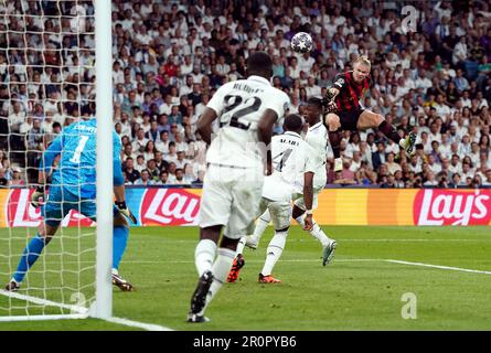 Erling Haaland von Manchester City springt mit Real Madrids Eduardo Camavinga beim Halbfinalspiel der UEFA Champions League im Santiago Bernabeu Stadion in Madrid, Spanien, für den Ball. Foto: Dienstag, 9. Mai 2023. Stockfoto