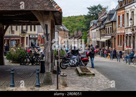 Im Zentrum von Lyons-la-Foret ziehen die verschiedenen Restaurants und Kneipen die Touristen an ihrem Tisch an | Le Centre de Lyons-la-Foret est ses quelques r Stockfoto