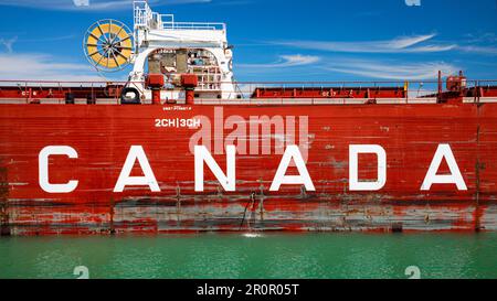 Frachtschiff mit Kanada auf der Seite. Welland-Kanal, Port Colborne, Ontario, Kanada Stockfoto