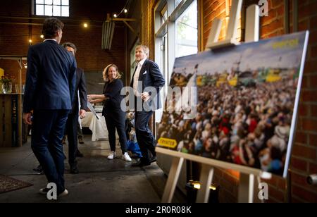 Wadden Islands, Niederlande. 09. Mai 2023. WEST-TERSCHELLING - König Willem-Alexander besucht eine Aufführung von Tryat im Rahmen des Oerol Festivals, das jeden Juni auf der Insel stattfindet. Das königliche Paar wird einen zweitägigen regionalen Besuch der Wadden Islands abstatten. ANP KOEN VAN WEEL niederlande out - belgien out Credit: ANP/Alamy Live News Stockfoto