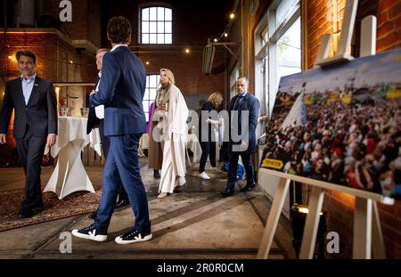 Wadden Islands, Niederlande. 09. Mai 2023. WEST-TERSCHELLING - König Willem-Alexander und Königin Maxima besuchen eine Aufführung von Tryater im Rahmen des Oerol Festivals, das jeden Juni auf der Insel stattfindet. Das königliche Paar wird einen zweitägigen regionalen Besuch der Wadden Islands abstatten. ANP KOEN VAN WEEL niederlande out - belgien out Credit: ANP/Alamy Live News Stockfoto