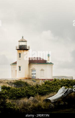 Coquille River Lighthouse in Bandon, Oregon, USA, im Bullards Beach State Park an der Südküste von Oregon an einem hell bedeckten Tag. Vertikal, keine Menschen. Stockfoto