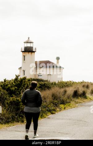 Coquille River Lighthouse in Bandon, Oregon, USA, im Bullards Beach State Park an der Südküste von Oregon an einem hell bedeckten Tag. Vertikal, keine Menschen. Stockfoto