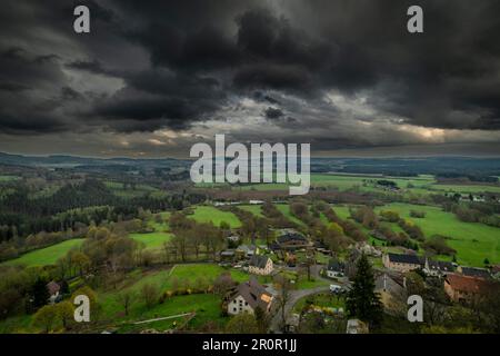 Blick von der Burgruine im Dorf Andelska Hora am Frühlingsabend Stockfoto