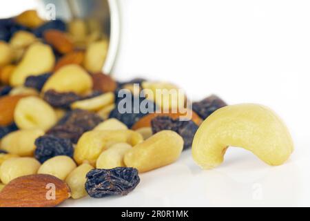 Dose mit verschüttetem Trail Mix Stockfoto