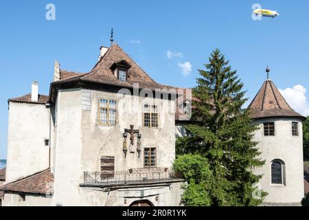 MEERSBURG, DEUTSCHLAND, JUNI 19: Zeppelin fliegt am 19. Juni 2014 über das Schloss Meersburg. Die Burg ist die älteste bewohnte Burg von Stockfoto