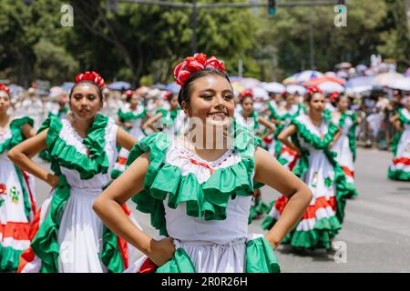 Die Studenten marschieren zur Bürgerparade am Jahrestag der Schlacht im Staat Puebla im Mai 5 Stockfoto