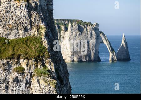 Etretat zwischen historischer Stadt, Kieselsteinstrand und Klippen an der cote d'Albatre - Amont Klippen | Etretat ville Histororique Entré Plage de Galets, fal Stockfoto