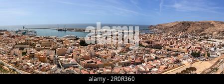 Fotografía Panorámica desde la Alcazaba de Almería con las vistas al puerto y casco antiguo Stockfoto