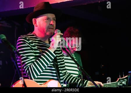 Tim Vass und Steve Peebles von der Indie-Band Silver Biplanes auf der Bühne im Hope & Anchor Pub, Islington, London, 03/03/2023. Stockfoto