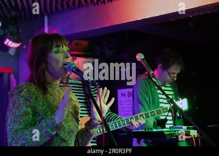 Indie-Band Silver Biplanes auf der Bühne im Hope & Anchor Pub, Islington, London, 03/03/2023. Stockfoto