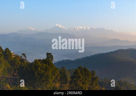 Wunderschöne Landschaft im Himalaya mit Aussicht im Morgennebel. Schneebedeckte Gipfel und grüne Himalaya-Berge. Die Natur des Himalaya. Indische Landschaft. Stockfoto