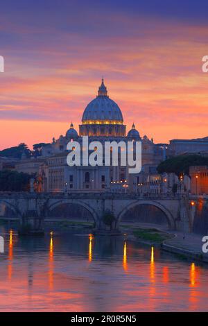 St. Petersdom, Ponte Sant' Angelo, Sant'Angelo-Brücke, Tiber, Vatikanstadt, Rom, Latium, Italien Stockfoto