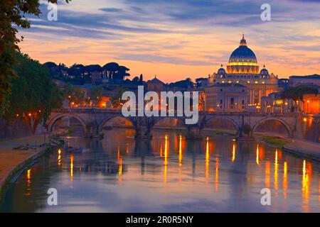 St. Petersdom, Ponte Sant' Angelo, Sant'Angelo-Brücke, Tiber, Vatikanstadt, Rom, Latium, Italien Stockfoto