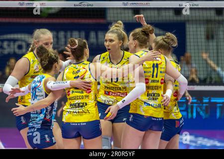 Monza, Italien. 09. Mai 2023. Exultation der Spieler von Imoco Conegliano Credit: Live Media Publishing Group/Alamy Live News Stockfoto