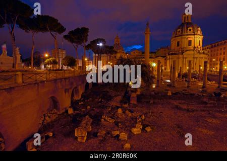 Trajan's Forum, Foro di traiano, Kirche Santa Maria di Loreto in der Abenddämmerung, Forum Romanum, Rom, Latium, Italien Stockfoto