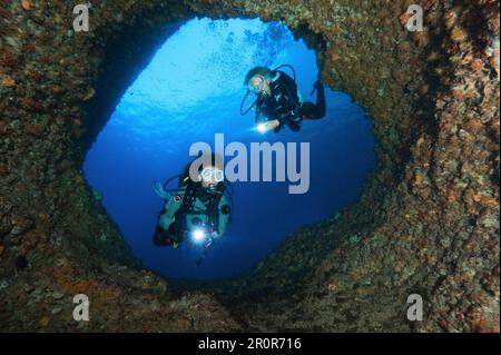 Taucher in Nereus Höhle, Grotta di Nereo, Capo Caccia, Alghero, Sardinien, Italien, Europa, Mittelmeer Stockfoto