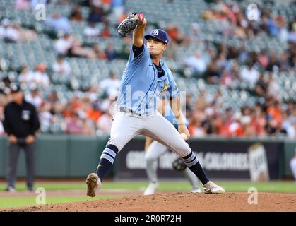 Der Tampa Bay Rays Pitcher Shane McClanahan (18) wirft das Feld an den Baltimore Orioles-Catcher James McCann (27) im zweiten Inning in Camden Yards am 8. Mai 2023 in Baltimore, MD. Die Roys besiegten die Orioles mit 3:0. (Alyssa Howell / Bild des Sports) Stockfoto