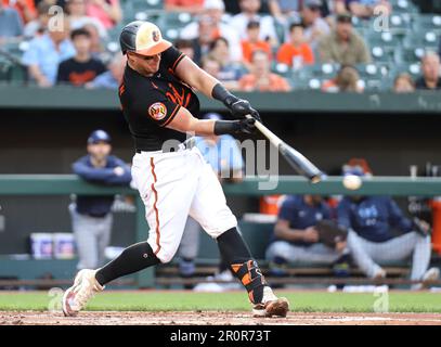 James McCann (27) kommt mit dem Pitcher Shane McClanahan (18), der am 8. Mai 2023 in Baltimore, MD, die Rochen besiegten die Orioles mit 3:0. (Alyssa Howell / Bild des Sports) Stockfoto