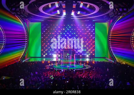 Kaarija, der Teilnehmer aus Finnland, tritt beim Eurovision Halbfinale in der M&S Bank Arena in Liverpool auf. Foto: Dienstag, 9. Mai 2023. Stockfoto