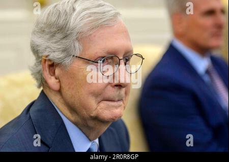 Washington, Vereinigte Staaten. 09. Mai 2023. Senat-Minderheitenführer Mitch McConnell, R-KY, sieht sich während des Treffens mit dem Minderheitenführer des Hauses Hakeem Jeffries, D-NY, dem Mehrheitsführer des Senats, Chuck Schumer, D-NY, Und der Mehrheitsführer des Hauses Kevin McCarthy, R-CA, ist am Dienstag, den 9. Mai 2023, im Oval, um die Schuldengrenze mit Präsident Joe Biden im Weißen Haus in Washington, DC, zu besprechen. Früher heute lehnte McCarthy eine kurzfristige Anhebung der Schuldenobergrenze ab, um einen Staatsbankrott zu verhindern. Foto: Bonnie Cash/Pool/Sipa USA Guthaben: SIPA USA/Alamy Live News Stockfoto