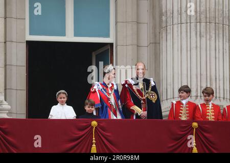 Prinzessin Charlotte, Prinz Louis, Prinzessin Catherine, Prinz William, Lord Cholmondeley und Prinz George auf dem Balkon des Buckingham Palace Stockfoto