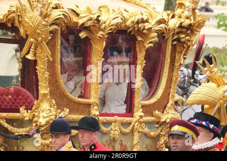 König Charles und Königin Camilla wurden in der goldenen Kutsche gesehen, als sie von ihrer Krönung zurückkehrten Stockfoto