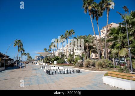 Küstenpromenade von Estepona. , Costa del Sol, Provinz Malaga, Andalusien, Südspanien. Stockfoto