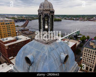 Davenport aus der Vogelperspektive während des Frühlings 2023; Davenport, Iowa, USA. Stockfoto