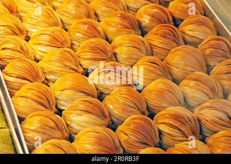 türkische, authentische süße Dessertpista, aromatisiert in einem Laden zum Verkaufen Stockfoto