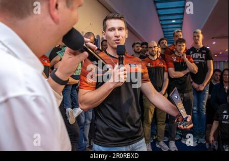 Berlin, Deutschland. 09. Mai 2023. Volleyball: Bundesliga, Berlin Volleys Saisonende-Party, Max-Schmeling-Halle. Johannes Tille von den Berlin Volleys spricht im Interview mit einer Trophäe als wertvollster Spieler in den 1. Bundesliga Men der Saison 2022/23. Kredit: Andreas Gora/dpa/Alamy Live News Stockfoto