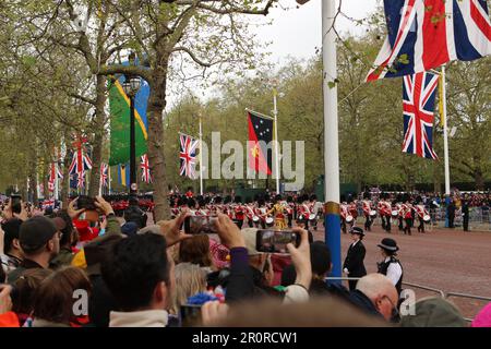 Während der Krönung von König Charles und Königin Camilla geht die Band an der Papua-Neuguinea-Flagge in der Mall vorbei Stockfoto