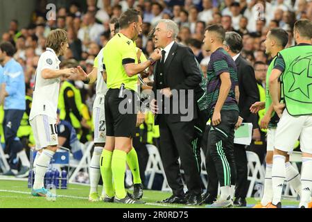 Madrid, Spanien. 09. Mai 2023. Coach Ancelotti spricht am 1 9. Mai 2023 mit dem Schiedsrichter während der Halbfinale der Champions League zwischen Real Madrid und Manchester City im Santiago Bernabeu Stadion in Madrid, Spanien. Kredit: Edward F. Peters/Alamy Live News Stockfoto