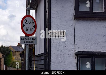 Ein Straßenschild an einem Haus in Bishops Stortford in Großbritannien. Die High Street ist weit von den aktuellen Geschäften und der Hauptstraße entfernt Stockfoto