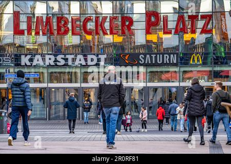 Galeria Kaufhof im Zentrum von Essen, im Einkaufszentrum Limbecker Platz, ist von der Schließung der Kaufhausgruppe betroffen Stockfoto